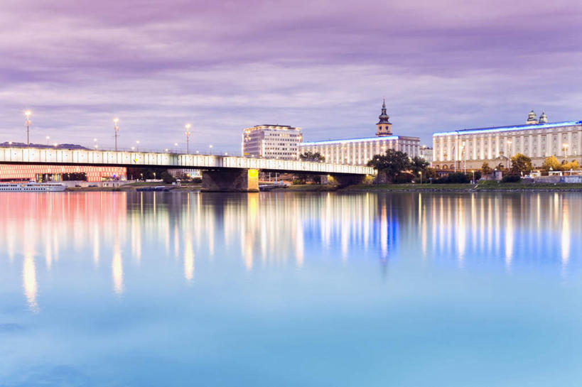 无人,高楼大厦,横图,室外,白天,正面,旅游,度假,河流,水,标志建筑,大桥,地标,建筑,立交桥,摩天大楼,桥梁,奥地利,欧洲,波纹,河水,水流,高架,斜拉桥,桥,灯光,涟漪,娱乐,建设,倒影,水纹,波浪,享受,休闲,旅游胜地,放松,倒映,中欧,照明工具,首府,多瑙河,水晕,奥地利共和国,反照,林茨,林兹,上奥地利州,彩图,大楼,高层建筑,高楼,摩天楼