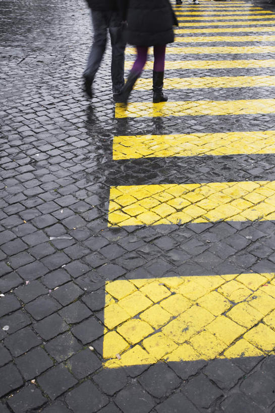 西方人,两个人,伙伴,朋友,走,竖图,俯视,室外,白天,旅游,度假,友谊,人行横道,意大利,欧洲,欧洲人,娱乐,享受,休闲,放松,南欧,人行横道线,意大利共和国,友情,男人,男性,年轻男性,白种人,斑马线,步行,散步,玩耍,走路,半身,彩图,高角度拍摄