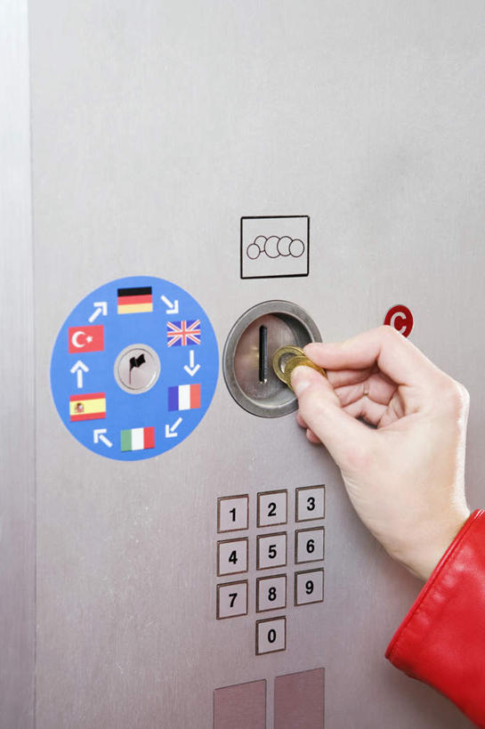 西方人,手,一个人,竖图,室外,特写,白天,正面,钱,机器,欧洲,欧洲人,仅一个年轻女性,仅一个女性,仅一个人,握,服装,朦胧,模糊,标志,钱币,数字,文字,字符,拿,拿着,休闲装,设备,标识,衣服,休闲,手部,休闲服,握着,金融,阿拉伯数字,服饰,经济,单手,销售,流通,贩卖,贸易,自动售票机,售票机,货币,现金,硬币,年轻女性,女人,女性,白种人,半身,彩图