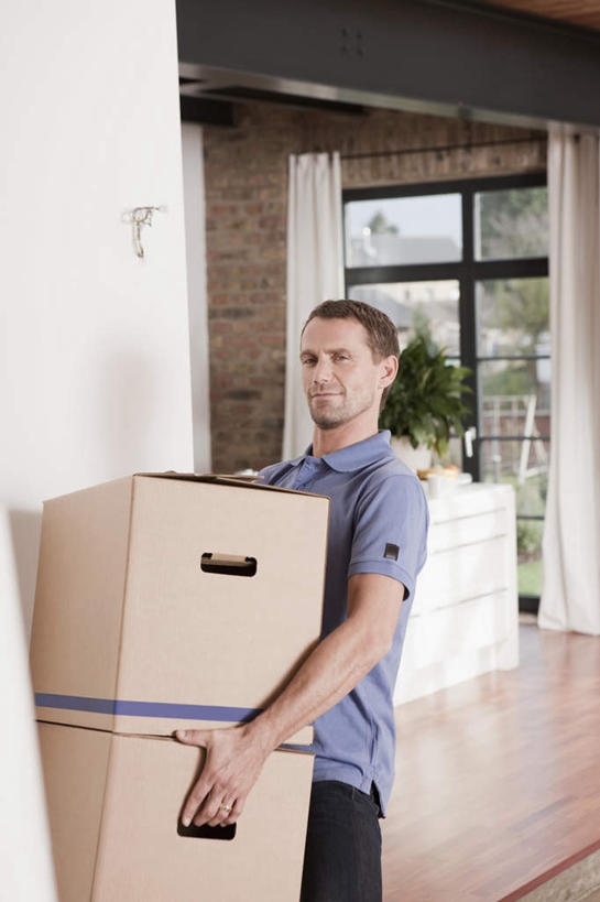 西方人,一个人,站,笑,搬运,微笑,露齿笑,竖图,室内,白天,正面,窗户,地板,落地窗,欧洲,欧洲人,仅一个男性,仅一个人,服装,朦胧,模糊,包装,纸箱,地面,注视,休闲装,木地板,玻璃窗,仅一个年轻男性,衣服,容器,箱子,观察,看,站着,休闲,休闲服,服饰,观看,搬家,察看,关注,纸板箱,包装箱,男人,男性,年轻男性,白种人,搬,站立,半身,彩图