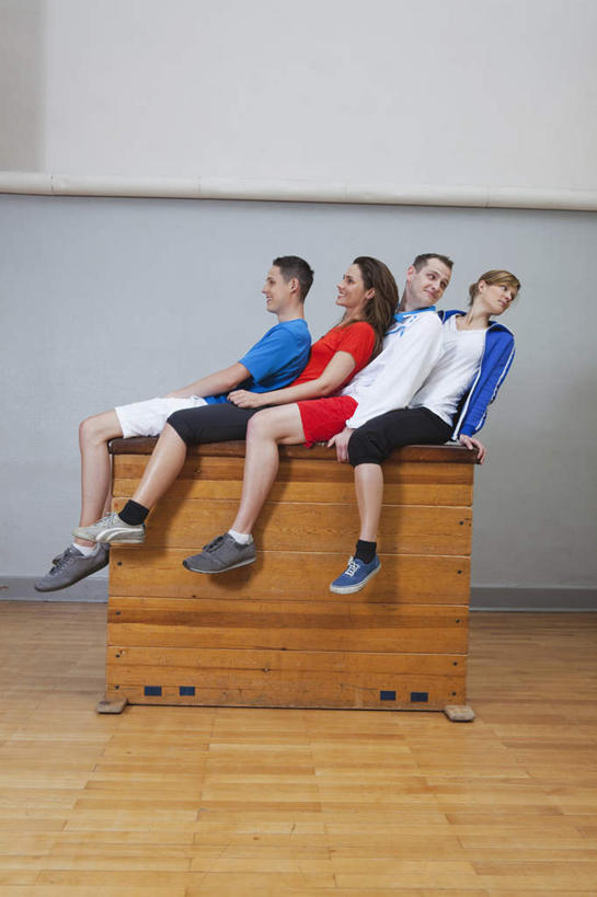 西方人,四个人,健身房,站,坐,竖图,室内,白天,侧面,运动服,锻炼,游戏,运动,地板,欧洲,欧洲人,服装,地面,玩,注视,娱乐,运动器械,木地板,衣服,观察,看,站着,休闲,跳山羊,健身器械,服饰,观看,活动,察看,衣着,穿着,发泄,关注,消遣,智力,跳板,健身器材,跳马,宣泄,跳背,衣饰,体育,男人,男性,年轻男性,年轻女性,女人,女性,白种人,玩耍,嬉戏,站立,坐着,彩图,全身,健身,健身馆,弓形助跳板,助跳板,运动器材,运动装