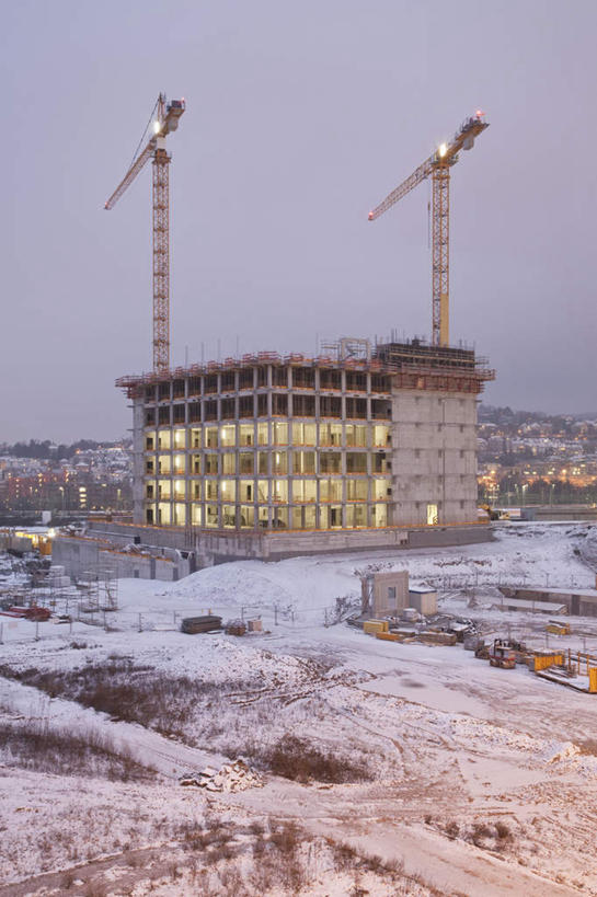 无人,家,竖图,室外,白天,正面,度假,技术,日出,美景,太阳,雪,大雪,城市风光,城市,建筑,德国,欧洲,朦胧,模糊,房屋,屋子,积雪,景观,雪景,冬季,冬天,公寓,朝霞,晨曦,黎明,娱乐,设备,洋房,楼房,住宅,吊车,施工,阳光,建筑工地,交通工具,享受,休闲,机械,起重机,景色,放松,寒冷,工程,西欧,载具,斯图加特,德意志联邦共和国,严寒,地盘,建筑地盘,施工地盘,州府,工作车,施工车,汽车吊,巴登.符腾堡,巴登.符腾堡州,巴符州,朝阳,彩图,破晓,房子,工地