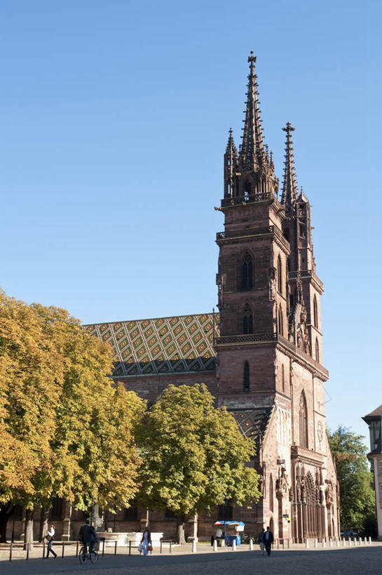 无人,教堂,竖图,室外,白天,仰视,旅游,度假,名胜古迹,树林,植物,标志建筑,地标,建筑,瑞士,欧洲,节日,遗迹,古迹,文化,文物,娱乐,建设,古建筑,树,树木,蓝色,绿色,蓝天,天空,自然,天,祈祷,享受,休闲,健康,旅游胜地,放松,许愿,宗教,信仰,生长,晴朗,成长,纪念,祈求,基督教,天主教,信念,古文明,中欧,万里无云,首府,巴塞尔,瑞士联邦,巴塞尔城市州,平安,晴空,晴空万里,彩图,低角度拍摄,大教堂,礼拜堂