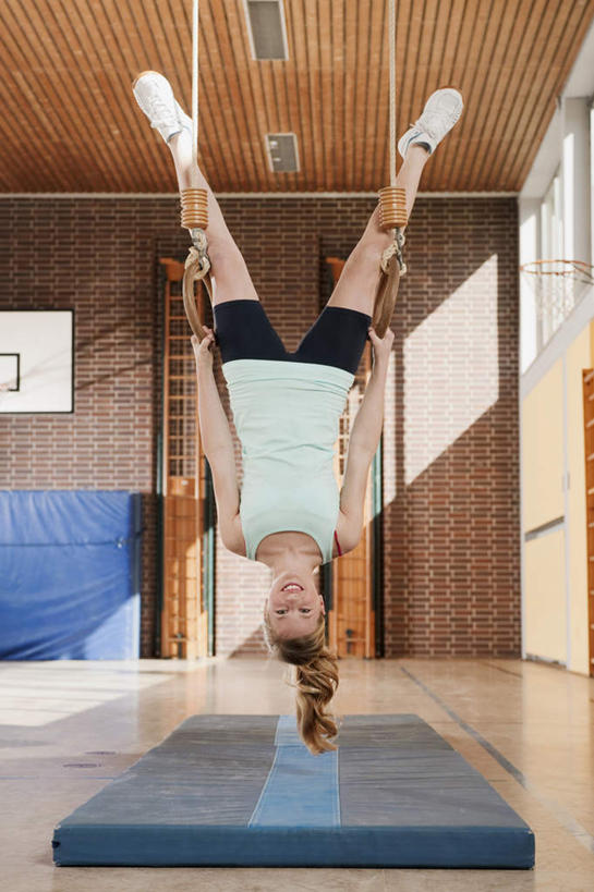 西方人,儿童,一个人,竖图,室内,白天,仰视,运动服,锻炼,纯洁,运动,吊环,欧洲,欧洲人,仅一个女性,仅一个人,倒立,握,服装,朦胧,模糊,毯子,注视,运动器械,小孩,衣服,垫子,观察,看,仅一个小孩,健身器械,可爱,童年,童趣,握着,服饰,观看,察看,衣着,穿着,关注,健身器材,童真,烂漫,无邪,衣饰,海绵垫,体操垫,体育,天真,女孩,女人,女性,白种人,孩子,彩图,低角度拍摄,全身,健身,运动器材,女生,运动装