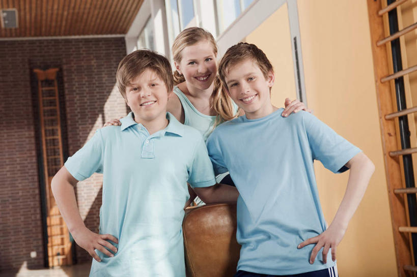 西方人,儿童,三个人,伙伴,朋友,站,坐,笑,微笑,露齿笑,横图,室内,白天,正面,运动服,锻炼,友谊,纯洁,运动,鞍马,欧洲,欧洲人,服装,朦胧,模糊,体操,毯子,注视,手叉腰,肩膀,小孩,衣服,垫子,叉腰,观察,看,站着,同学,活力,可爱,童年,童趣,服饰,观看,察看,优美,衣着,校友,穿着,搭着,关注,童真,烂漫,无邪,同窗,学友,衣饰,鞍马运动,海绵垫,体操垫,体育,天真,友情,男孩,男人,男性,女孩,女人,女性,白种人,站立,坐着,半身,彩图,健身,男生,女生,运动装