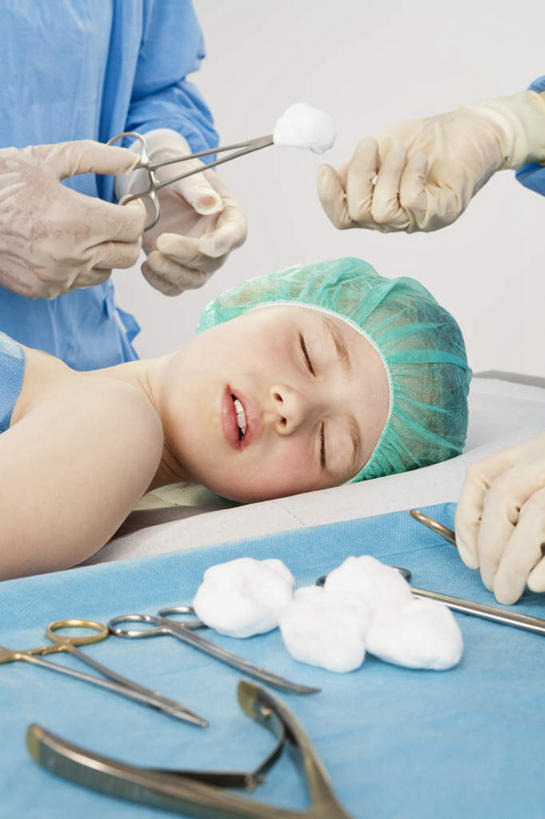 西方人,儿童,三个人,医生,病人,医院,站,躺,闭眼,竖图,室内,白天,正面,工作服,制服,桌子,欧洲,欧洲人,戴,握,棉花,拿,拿着,小孩,蓝色,手套,站着,医护人员,医疗人员,握着,手术,麻醉,手术室,手术刀,开刀,手术服,棉球,医疗机构,工作制服,止血钳,女孩,女人,女性,中年男性,中年女性,白种人,大夫,患者,就医者,闭眼睛,闭着眼,闭着眼睛,躺着,站立,半身,彩图,工作套服,病院,诊所,女生