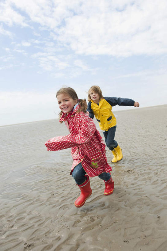 西方人,儿童,两个人,伙伴,朋友,握手,笑,微笑,露齿笑,竖图,室外,白天,正面,友谊,纯洁,沙滩,欧洲,欧洲人,服装,沙子,雨鞋,海岸,云,云朵,沙地,云彩,注视,休闲装,套鞋,穿,小孩,衣服,黄色,红色,白云,蓝天,天空,天,奔跑,观察,看,休闲,休闲服,可爱,童年,童趣,服饰,观看,察看,关注,童真,烂漫,无邪,天真,友情,男孩,男人,男性,女孩,女人,女性,白种人,海滩,搀手,拉手,跑步,手拉手,手握手,彩图,全身,男生,女生