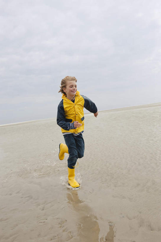 西方人,儿童,一个人,笑,微笑,露齿笑,竖图,室外,白天,正面,沙滩,欧洲,欧洲人,仅一个男性,仅一个人,服装,沙子,雨鞋,海岸,云,云朵,沙地,云彩,注视,休闲装,套鞋,穿,小孩,衣服,黄色,白云,蓝天,天空,天,奔跑,观察,看,仅一个小孩,休闲,休闲服,服饰,观看,察看,关注,男孩,男人,男性,白种人,孩子,海滩,跑步,彩图,全身,男生