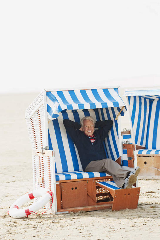 游泳,西方人,一个人,坐,笑,微笑,露齿笑,竖图,室外,白天,正面,沙滩,椅子,欧洲,欧洲人,仅一个男性,仅一个人,条纹,服装,救生圈,沙子,塑料,躺椅,海岸,沙地,折叠,移动,休闲装,衣服,蓝色,白色,蓝天,天空,塑料制品,游泳圈,天,仅一个老年男性,休闲,休闲服,遮阳,充气,服饰,沙滩椅,双手抱头,救生,泅水,老年男性,男人,男性,白种人,海滩,坐着,彩图,全身