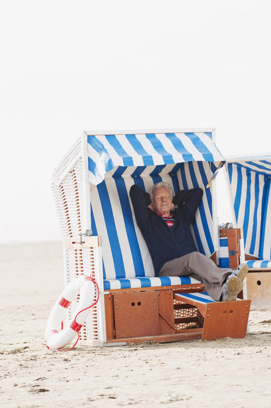 游泳,西方人,一个人,坐,闭眼,竖图,室外,白天,正面,沙滩,椅子,欧洲,欧洲人,仅一个男性,仅一个人,条纹,服装,救生圈,沙子,塑料,躺椅,海岸,沙地,折叠,移动,休闲装,衣服,蓝色,白色,蓝天,天空,塑料制品,游泳圈,天,仅一个老年男性,休闲,休闲服,遮阳,充气,服饰,沙滩椅,双手抱头,救生,泅水,老年男性,男人,男性,白种人,海滩,闭眼睛,闭着眼,闭着眼睛,坐着,彩图,全身