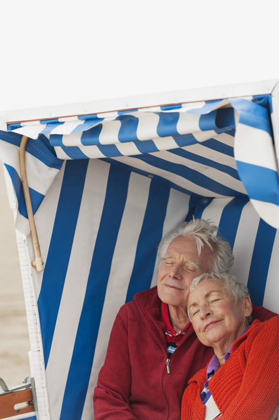 西方人,两个人,夫妻,坐,闭眼,笑,微笑,竖图,室外,白天,正面,爱情,沙滩,椅子,欧洲,欧洲人,条纹,服装,沙子,躺椅,海岸,沙地,折叠,浪漫,移动,休闲装,衣服,蓝色,白色,蓝天,天空,天,靠,靠着,休闲,休闲服,遮阳,恩爱,恋人,服饰,沙滩椅,老年男性,老年女性,男人,男性,女人,女性,白种人,情侣,海滩,闭眼睛,闭着眼,闭着眼睛,坐着,半身,彩图,伴侣