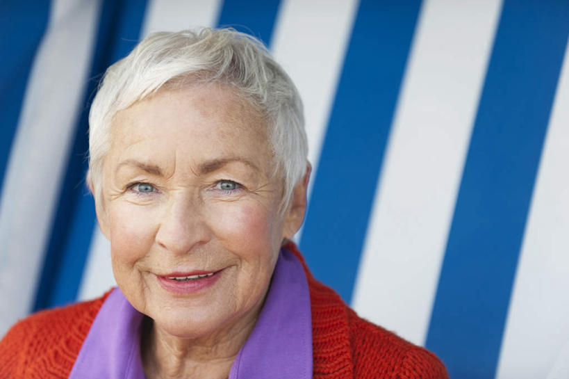 西方人,一个人,坐,笑,微笑,露齿笑,横图,室外,特写,白天,正面,椅子,欧洲,欧洲人,仅一个女性,仅一个人,服装,折叠,移动,注视,休闲装,衣服,红色,观察,看,休闲,休闲服,遮阳,服饰,仅一个老年女性,观看,察看,关注,老年女性,女人,女性,白种人,坐着,半身,彩图