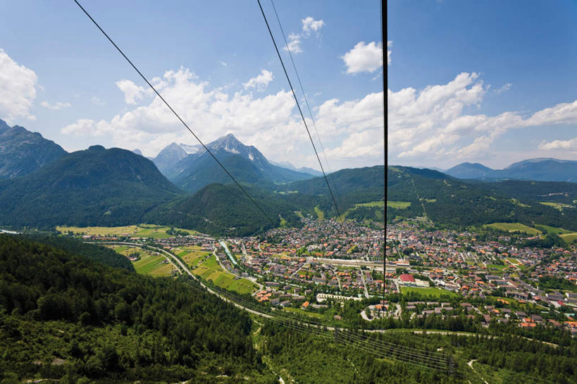 无人,家,横图,俯视,室外,白天,旅游,度假,草地,草坪,石头,美景,山,山脉,植物,德国,欧洲,阴影,光线,石子,影子,房屋,屋子,景观,山峰,云,云朵,山峦,云彩,娱乐,楼房,住宅,缆车,草,树,树木,蓝色,绿色,白云,蓝天,天空,阳光,自然,交通工具,群山,天,享受,休闲,景色,放松,生长,晴朗,成长,西欧,自然风光,索道,德意志联邦共和国,巴伐利亚,巴伐利亚州,拜恩州,拜恩自由州,缆索铁路,米滕瓦尔德,石块,岩石,晴空,彩图,高角度拍摄,房子