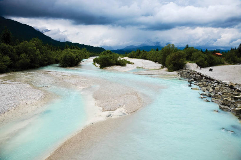 无人,横图,室外,白天,正面,旅游,度假,河流,美景,森林,沙滩,山,山脉,树林,水,植物,德国,欧洲,阴影,光线,沙子,影子,河岸,河水,河滩,景观,山峰,水流,云,云朵,沙地,山峦,云彩,娱乐,树,树木,蓝色,绿色,白云,蓝天,天空,阳光,自然,群山,天,享受,休闲,景色,放松,生长,晴朗,成长,西欧,自然风光,德意志联邦共和国,巴伐利亚,巴伐利亚州,拜恩州,拜恩自由州,伊萨尔河,晴空,彩图