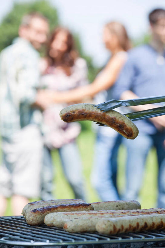 西方人,四个人,伙伴,朋友,站,抱,竖图,室外,白天,正面,爱情,烧烤,友谊,草地,草坪,植物,欧洲,欧洲人,握,服装,朦胧,模糊,香肠,烤架,腊肠,烤肉,浪漫,拿,拿着,注视,休闲装,草,树,树木,衣服,绿色,自然,夹子,观察,看,站着,休闲,温暖,温馨,休闲服,铁架,恩爱,握着,恋人,服饰,生长,成长,抱着,观看,和睦,察看,搂着,关注,食品夹,食物夹,面包夹,意粉夹,友情,男人,男性,年轻男性,年轻女性,女人,女性,白种人,情侣,搂,搂抱,站立,半身,彩图,伴侣,融洽