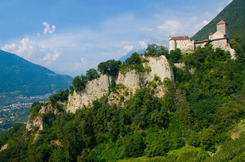 无人,家,横图,室外,白天,正面,旅游,度假,草地,草坪,名胜古迹,山,山脉,植物,标志建筑,地标,建筑,意大利,欧洲,阴影,遗迹,光线,影子,堡垒,城堡,房屋,屋子,山峰,云,云朵,公寓,山峦,云彩,古迹,文物,娱乐,建设,古建筑,洋房,楼房,住宅,草,树,树木,蓝色,绿色,白云,蓝天,天空,阳光,自然,群山,天,享受,休闲,旅游胜地,放松,生长,晴朗,成长,要塞,南欧,古文明,意大利共和国,设防,南蒂罗尔,晴空,彩图,房子