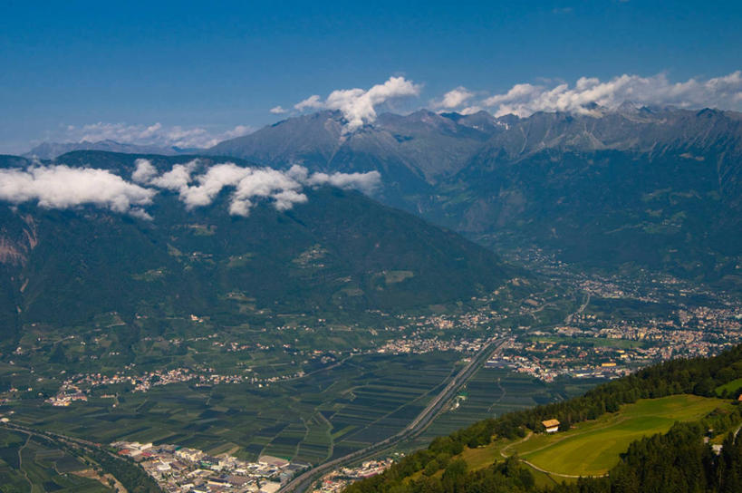 无人,家,横图,俯视,室外,白天,旅游,度假,草地,草坪,美景,山,山脉,树林,植物,意大利,欧洲,阴影,光线,影子,房屋,屋子,景观,山峰,云,云朵,山峦,云彩,娱乐,楼房,住宅,草,树,树木,蓝色,绿色,白云,蓝天,天空,阳光,自然,群山,天,享受,休闲,景色,放松,生长,晴朗,成长,南欧,自然风光,意大利共和国,特伦蒂诺.上阿迪杰大区,晴空,彩图,高角度拍摄,房子,波尔扎诺自治省,梅拉诺