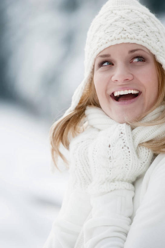 西方人,一个人,站,笑,微笑,露齿笑,竖图,室外,白天,正面,雪,大雪,帽子,欧洲,欧洲人,仅一个年轻女性,仅一个女性,仅一个人,握,服装,朦胧,模糊,装饰,积雪,雪景,冬季,冬天,注视,衣服,手套,围巾,观察,看,站着,温暖,寒冷,握着,服饰,围脖,观看,羽绒服,保暖,华丽,点缀,察看,御寒,关注,衬托,美观,雅致,雅观,棉帽,严寒,冬装,年轻女性,女人,女性,白种人,站立,半身,彩图