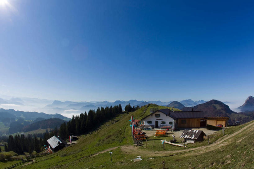 无人,家,横图,室外,白天,正面,旅游,度假,草地,草坪,美景,山,山脉,植物,奥地利,欧洲,阴影,光线,影子,房屋,屋子,景观,山峰,乡村,山峦,娱乐,楼房,住宅,草,蓝色,绿色,蓝天,天空,阳光,自然,村庄,群山,天,享受,休闲,景色,放松,晴朗,村落,自然风光,中欧,万里无云,奥地利共和国,蒂罗尔,蒂罗尔州,村子,晴空,晴空万里,彩图,房子