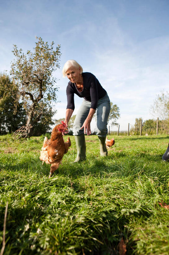 西方人,一个人,站,笑,微笑,露齿笑,竖图,俯视,室外,白天,草地,草坪,植物,鸡,欧洲,欧洲人,仅一个年轻女性,仅一个女性,仅一个人,弯腰,喂食,服装,注视,休闲装,草,衣服,蓝色,绿色,蓝天,天空,天,观察,看,站着,休闲,休闲服,服饰,观看,察看,关注,年轻女性,女人,女性,白种人,母鸡,站立,彩图,高角度拍摄,全身