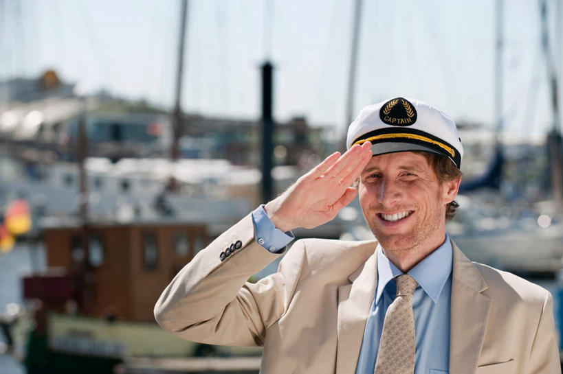 西方人,一个人,商务人士,商务男性,站,笑,微笑,露齿笑,横图,室外,白天,正面,衬衫,船,帽子,欧洲,欧洲人,仅一个男性,仅一个人,仅一个中年男性,戴,套装,朦胧,模糊,小船,注视,交通工具,观察,看,站着,观看,察看,敬礼,关注,致敬,贝雷帽,商务装,工薪阶层,男人,男性,中年男性,白种人,白领,上班族,站立,半身,彩图,衬衣