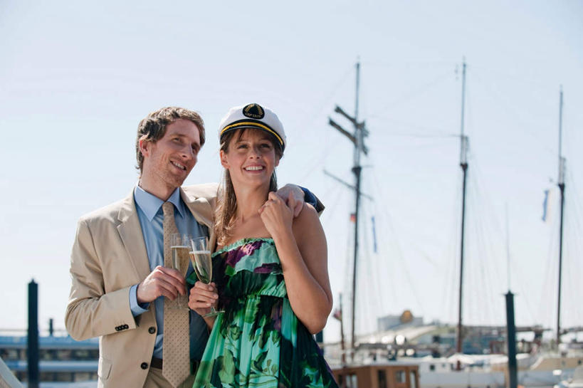 帆船,香槟酒,西方人,两个人,家庭,夫妻,商务人士,商务男性,站,抱,笑,微笑,露齿笑,横图,室外,白天,正面,衬衫,裙子,爱情,船,杯子,帽子,欧洲,欧洲人,连衣裙,套装,高脚杯,浪漫,拿,拿着,注视,玻璃制品,酒杯,交通工具,观察,看,站着,温暖,温馨,一家人,恩爱,恋人,抱着,观看,吊带裙,和睦,察看,搂着,关注,贝雷帽,商务装,工薪阶层,香槟杯,男人,男性,女人,女性,中年男性,中年女性,白种人,情侣,白领,上班族,玻璃杯,搂,搂抱,站立,半身,彩图,衬衣,伴侣,融洽