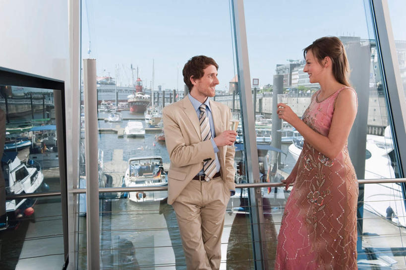 帆船,香槟酒,西方人,两个人,家庭,夫妻,商务人士,商务男性,站,笑,微笑,露齿笑,横图,室内,白天,正面,衬衫,爱情,窗户,船,杯子,欧洲,欧洲人,套装,高脚杯,浪漫,拿,拿着,注视,玻璃窗,玻璃制品,酒杯,交通工具,观察,看,站着,温暖,温馨,一家人,恩爱,恋人,观看,和睦,察看,关注,商务装,工薪阶层,香槟杯,男人,男性,年轻男性,年轻女性,女人,女性,白种人,情侣,白领,上班族,玻璃杯,插兜,两手抄兜,两手放兜,手插兜,手放口袋,站立,半身,彩图,衬衣,伴侣,融洽