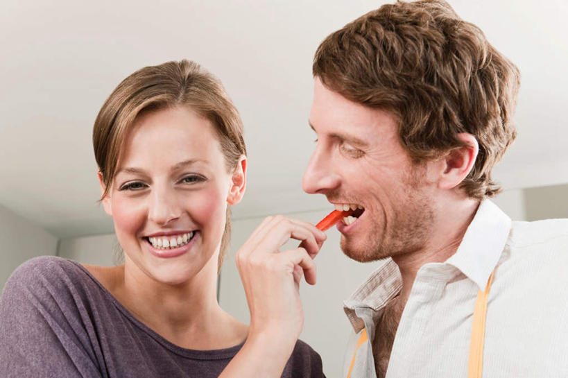 西方人,胡须,两个人,家庭,夫妻,站,笑,吃,微笑,露齿笑,横图,室内,白天,正面,爱情,辣椒,欧洲,欧洲人,服装,浪漫,注视,休闲装,衣服,观察,看,站着,休闲,温暖,温馨,一家人,休闲服,恩爱,恋人,服饰,观看,和睦,察看,关注,辣角,红海椒,大椒,辣虎,广椒,男人,男性,年轻男性,年轻女性,女人,女性,白种人,胡子,小胡子,情侣,辣子,红辣椒,海椒,番椒,嚼,食,站立,半身,彩图,伴侣,融洽