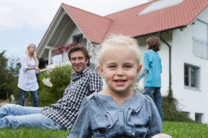 西方人,四个人,家庭,母亲,父亲,女儿,儿子,家,坐,笑,微笑,露齿笑,横图,室外,白天,正面,游戏,草地,草坪,植物,欧洲,欧洲人,服装,房屋,屋子,玩,注视,休闲装,娱乐,楼房,住宅,草,衣服,绿色,飞盘,观察,看,休闲,温暖,温馨,父子,母女,一家人,休闲服,父爱,母爱,服饰,观看,和睦,察看,关注,白种人,玩耍,嬉戏,坐着,半身,彩图,房子,融洽,爸爸,妈妈