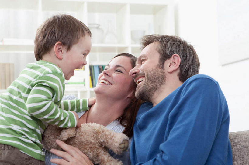 西方人,三个人,家庭,母亲,父亲,儿子,站,坐,横图,室内,白天,正面,沙发,卧室,玩具,欧洲,欧洲人,服装,注视,休闲装,衣服,观察,看,站着,休闲,温暖,温馨,父子,母子,三口之家,一家人,休闲服,父爱,母爱,服饰,观看,布偶,和睦,察看,关注,布艺沙发,白种人,站立,坐着,半身,彩图,睡房,卧房,融洽,爸爸,妈妈