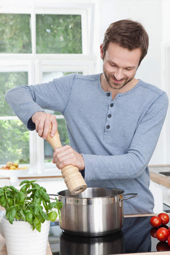 面食,面条,意大利面,西方人,胡须,一个人,站,笑,微笑,露齿笑,竖图,室内,白天,正面,西餐,厨房,窗户,桌子,萝卜,欧洲,欧洲人,仅一个男性,仅一个人,煮,服装,盆栽,灶台,面,料理,食品,拿,拿着,注视,休闲装,玻璃窗,食物,仅一个年轻男性,衣服,观察,看,站着,休闲,休闲服,西式,服饰,水萝卜,观看,察看,关注,煤气,男人,男性,年轻男性,白种人,胡子,络腮胡,站立,半身,彩图,灶间