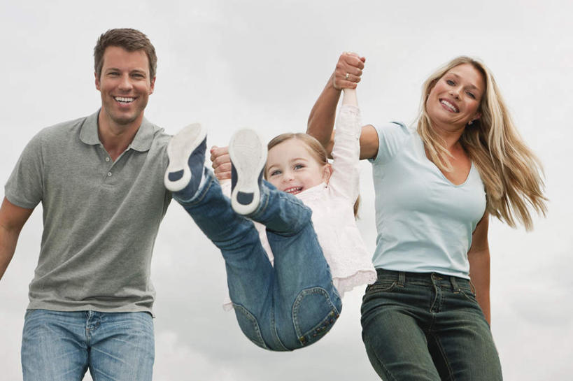 西方人,三个人,家庭,母亲,父亲,女儿,站,握手,笑,微笑,露齿笑,横图,室外,白天,正面,欧洲,欧洲人,服装,注视,休闲装,衣服,蓝天,天空,天,观察,看,站着,休闲,温暖,温馨,父女,母子,三口之家,一家人,休闲服,父爱,母爱,服饰,观看,和睦,察看,关注,白种人,搀手,拉手,手拉手,手握手,站立,半身,彩图,融洽,爸爸,妈妈