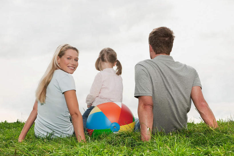 西方人,背部,三个人,家庭,母亲,父亲,女儿,坐,笑,微笑,露齿笑,横图,室外,白天,草地,草坪,植物,玩具,欧洲,欧洲人,服装,云,云朵,云彩,注视,休闲装,草,衣服,绿色,白云,蓝天,天空,天,观察,回头,看,转头,休闲,球体,温暖,温馨,父女,母子,三口之家,一家人,休闲服,父爱,母爱,服饰,观看,和睦,察看,关注,白种人,坐着,半身,彩图,融洽,爸爸,妈妈