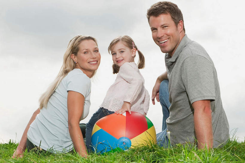 西方人,三个人,家庭,母亲,父亲,女儿,坐,笑,微笑,露齿笑,横图,室外,白天,侧面,草地,草坪,植物,玩具,欧洲,欧洲人,服装,云,云朵,云彩,注视,休闲装,草,衣服,绿色,白云,蓝天,天空,天,观察,回头,看,转头,休闲,球体,温暖,温馨,父女,母子,三口之家,一家人,休闲服,父爱,母爱,服饰,观看,和睦,察看,关注,白种人,坐着,半身,彩图,融洽,爸爸,妈妈