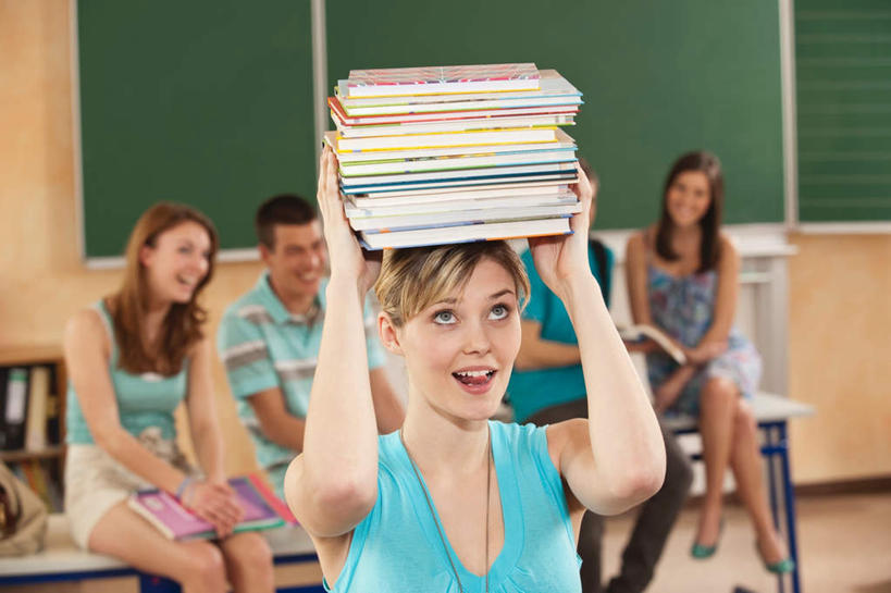 西方人,伙伴,朋友,学校,教学楼,站,横图,室内,白天,正面,看书,阅读,友谊,桌子,书籍,欧洲,欧洲人,学习,服装,许多人,拿,拿着,顶,注视,休闲装,书桌,校园,衣服,课桌,书本,观察,看,站着,一群人,休闲,休闲服,读书,浏览,服饰,观看,察看,关注,友情,男人,男性,年轻男性,年轻女性,女人,女性,白种人,书,图书,站立,半身,彩图,教室楼,教学大楼