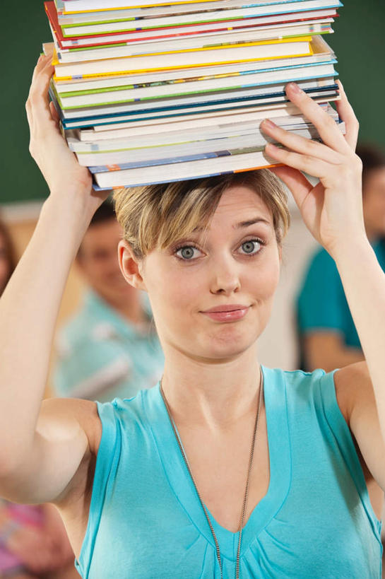 西方人,三个人,伙伴,朋友,学校,教学楼,站,竖图,室内,白天,正面,看书,阅读,友谊,桌子,书籍,欧洲,欧洲人,学习,服装,拿,拿着,顶,注视,休闲装,书桌,校园,衣服,课桌,书本,观察,看,站着,休闲,休闲服,读书,浏览,服饰,观看,察看,关注,友情,男人,男性,年轻男性,年轻女性,女人,女性,白种人,书,图书,站立,半身,彩图,教室楼,教学大楼