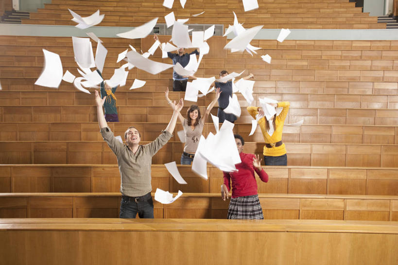 西方人,伙伴,朋友,学校,教学楼,站,投,举,笑,微笑,露齿笑,横图,室内,白天,正面,毛衣,友谊,桌子,欧洲,非洲,黑人,欧洲人,一排,服装,整齐,装饰,材料,档案,文件,纸,许多人,注视,休闲装,书桌,校园,排列,衣服,课桌,手稿,围巾,资料,观察,看,托,站着,一群人,休闲,教室,温暖,同学,休闲服,服饰,围脖,观看,保暖,华丽,证明,点缀,察看,御寒,校友,队列,关注,下降,文档,降落,线衫,衬托,美观,雅致,雅观,同窗,学友,降低,下跌,下落,毛线衣,绒线衣,友情,男人,男性,年轻男性,年轻女性,女人,女性,白种人,非洲人,举起,举手,举着,抛,扔,撒,抬头,向上举,向上伸,向上托,仰头,站立,掷,半身,彩图,绒衣,套衫,套头毛衣,线衣,教学大楼,报告厅