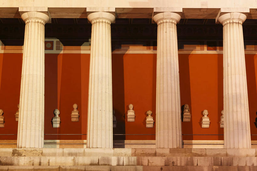 无人,横图,室外,白天,正面,旅游,度假,名胜古迹,标志建筑,地标,建筑,德国,欧洲,一排,遗迹,整齐,柱子,墙,古迹,文物,娱乐,建设,古建筑,慕尼黑,墙壁,墙面,排列,红色,享受,休闲,旅游胜地,放松,西欧,队列,古文明,德意志联邦共和国,首府,巴伐利亚,巴伐利亚州,拜恩州,拜恩自由州,彩图,多立克柱式,名人堂