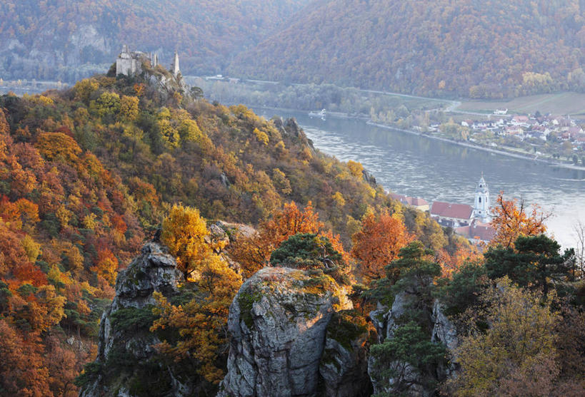 无人,家,横图,俯视,室外,白天,旅游,度假,河流,石头,美景,森林,山,山脉,树林,水,植物,奥地利,欧洲,石子,堡垒,城堡,房屋,屋子,河水,景观,山峰,水流,公寓,山峦,娱乐,洋房,楼房,住宅,树,树木,绿色,自然,群山,享受,休闲,景色,放松,生长,成长,要塞,自然风光,中欧,奥地利共和国,设防,下奥地利,下奥地利州,石块,岩石,彩图,高角度拍摄,房子,瓦尔德威尔特尔