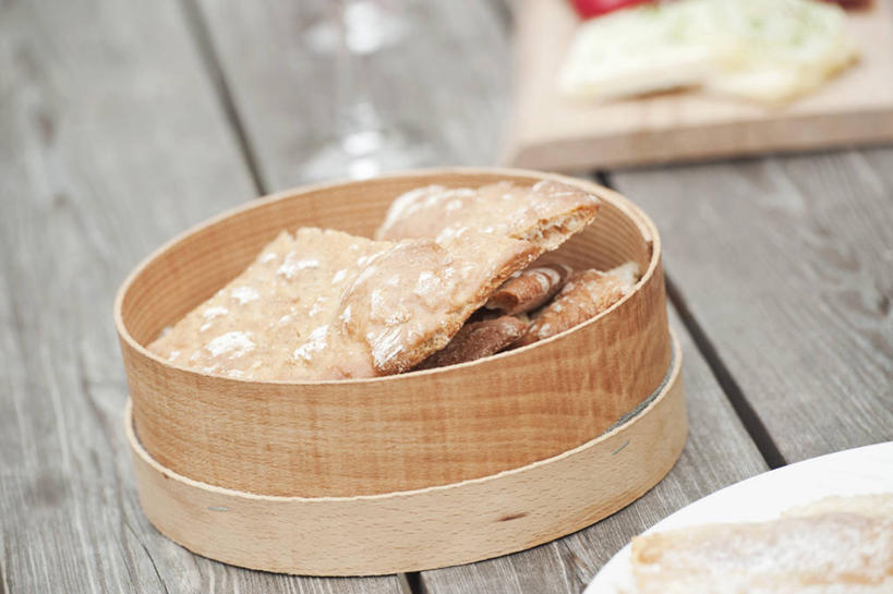 点心,无人,横图,俯视,室外,特写,白天,桌面,桌子,杯子,阴影,朦胧,模糊,反射,木制,高脚杯,木盒,影子,食品,案板,红酒杯,玻璃制品,砧板,食物,酒杯,木制品,容器,饼干,零食,储藏,葡萄酒杯,储存,玻璃杯,彩图,高角度拍摄,黑麦薄脆饼,贮存