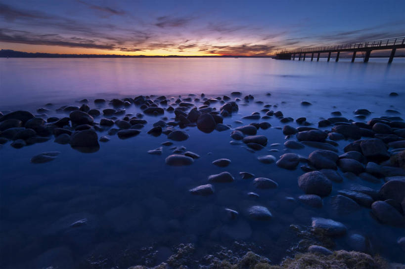 无人,码头,横图,室外,白天,正面,旅游,度假,湖,湖泊,石头,美景,日落,水,港口,德国,欧洲,石子,湖面,景观,水流,水面,水平线,晚霞,霞光,落日,辽阔,海平线,背光,娱乐,自然,黄昏,湖水,享受,休闲,广阔,景色,彩霞,放松,一望无际,淡水湖,西欧,自然风光,逆光,德意志联邦共和国,巴登.符腾堡,巴登.符腾堡州,巴符州,无边无际,一马平川,夕照,薄暮,博登湖,康斯坦茨湖,石块,岩石,夕阳,彩图,傍晚,摆渡口,埠头,渡口,渡头,港湾,海港,货运码头,口岸,商港,腓特烈港,水天相接,水天一线,斜阳