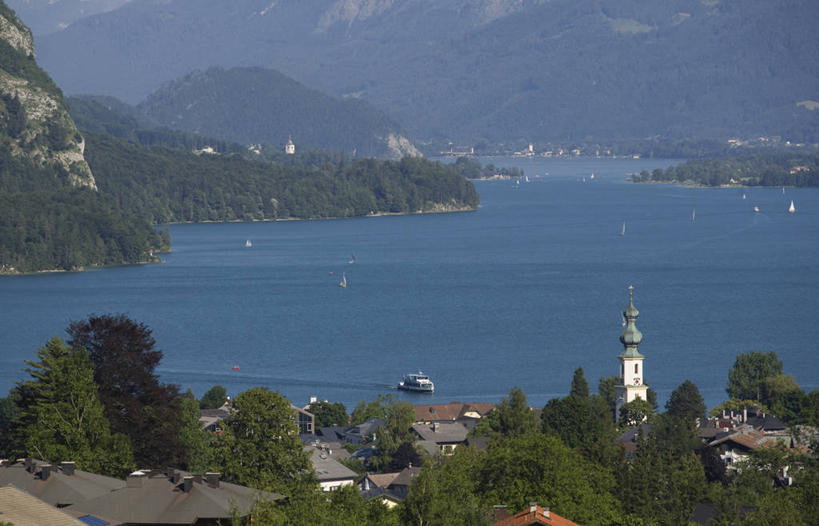 无人,家,教堂,横图,俯视,室外,白天,度假,草地,草坪,湖,湖泊,石头,美景,山,山脉,树林,水,植物,城市风光,城市,奥地利,欧洲,阴影,节日,光线,石子,影子,房屋,屋子,湖面,景观,山顶,山峰,水流,水面,山峦,文化,娱乐,楼房,住宅,草,树,树木,绿色,阳光,自然,湖水,群山,祈祷,享受,休闲,健康,景色,放松,许愿,宗教,信仰,生长,成长,纪念,祈求,基督教,天主教,信念,中欧,沉积岩,首府,萨尔斯堡,奥地利共和国,萨尔茨堡,萨尔茨堡州,颠峰,极峰,水成岩,平安,石块,岩石,彩图,高角度拍摄,房子,大教堂,礼拜堂,沃尔夫冈湖