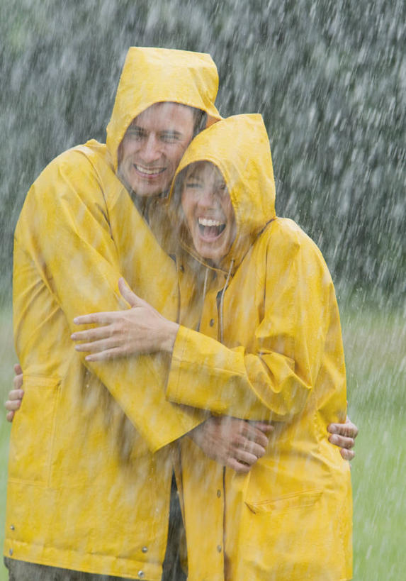 西方人,中年人,两个人,家庭,夫妻,站,抱,笑,微笑,露齿笑,竖图,室外,白天,正面,爱情,草地,草坪,雨,植物,暴雨,大雨,欧洲,欧洲人,朦胧,模糊,透明,辉煌,浪漫,注视,草,树,树木,黄色,绿色,自然,观察,看,站着,健康,温暖,温馨,一家人,恩爱,恋人,活泼,生长,成长,抱着,观看,希望,保暖,细雨,暖色,和睦,察看,搂着,防寒,御寒,关注,雨衣,光辉,透气,防水,光明,冲锋服,冲锋衣,防潮,功名,轻快,户外用品,男人,男性,女人,女性,中年男性,中年女性,白种人,夫妇,情侣,小雨,怀抱,搂,搂抱,相抱,拥抱,站立,半身,彩图,伴侣,融洽