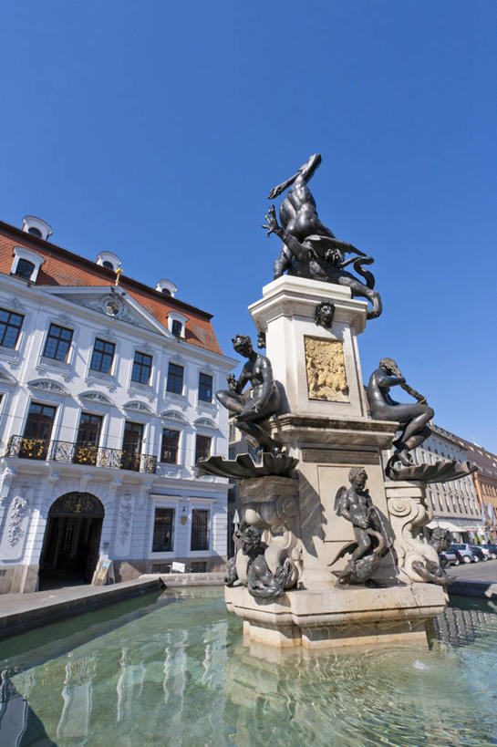 西方人,无人,家,站,竖图,室外,白天,仰视,度假,美景,城市风光,城市,喷泉,雕塑,德国,欧洲,欧洲人,阴影,艺术,装饰,光线,雕刻,雕像,影子,房屋,屋子,景观,公寓,许多人,注视,文化,娱乐,洋房,楼房,住宅,蓝色,蓝天,天空,阳光,工艺品,天,观察,看,品味,站着,一群人,享受,休闲,景色,放松,晴朗,观看,纪念,美术,察看,西欧,关注,主题,水景,陈列,万里无云,德意志联邦共和国,功能,美学,美观,巴伐利亚,巴伐利亚州,拜恩州,拜恩自由州,奥格斯堡县,施瓦本行政区,男人,男性,年轻男性,白种人,设计,晴空,晴空万里,站立,彩图,低角度拍摄,全身,房子