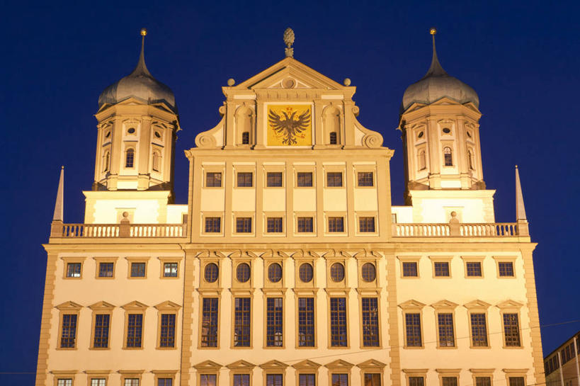 无人,高楼大厦,横图,室外,夜晚,仰视,旅游,度假,办公楼,窗户,标志建筑,大厦,地标,建筑,摩天大楼,写字楼,德国,欧洲,一排,许多,阴影,整齐,并列,并排,光线,影子,墙,灯光,很多,娱乐,建设,国会大厦,玻璃窗,墙壁,墙面,排列,蓝色,蓝天,天空,楼宇,天,享受,休闲,旅游胜地,商务楼,放松,晴朗,西欧,队列,平行,国会大楼,万里无云,德意志联邦共和国,议会大厦,议会大楼,首都大厦,州议会大厦,州政府,州会议厅,巴伐利亚,巴伐利亚州,拜恩州,拜恩自由州,奥格斯堡县,施瓦本行政区,晴空,晴空万里,彩图,低角度拍摄,大楼,高层建筑,高楼,摩天楼