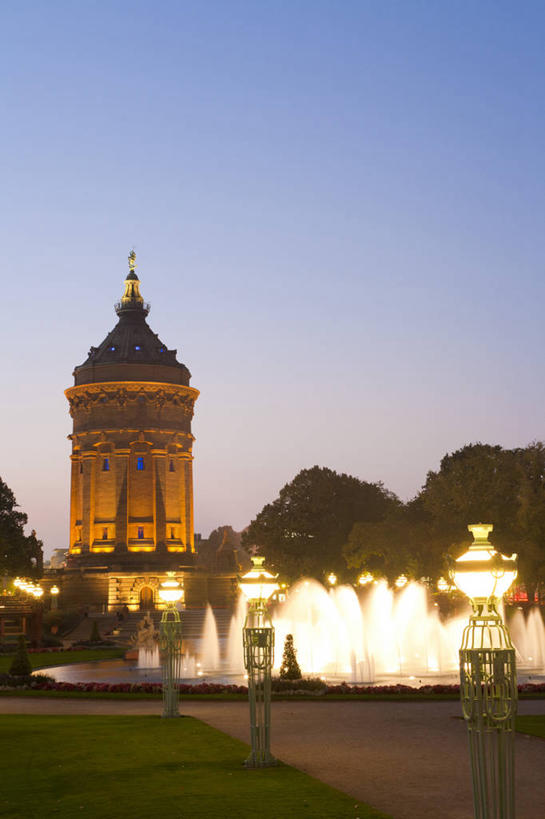 无人,竖图,室外,夜晚,正面,度假,美景,植物,城市风光,城市,建筑,路灯,喷泉,夜景,照明,德国,欧洲,阴影,飞溅,溅,光线,液体,影子,景观,水滴,灯光,文化,娱乐,灯,水珠,树,树木,蓝色,绿色,蓝天,天空,自然,天,品味,享受,休闲,景色,放松,生长,晴朗,成长,照亮,照明设备,西欧,喷洒,水景,修建,万里无云,德意志联邦共和国,美观,修筑,巴登.符腾堡,巴登.符腾堡州,巴符州,曼海姆,设计,晴空,晴空万里,彩图