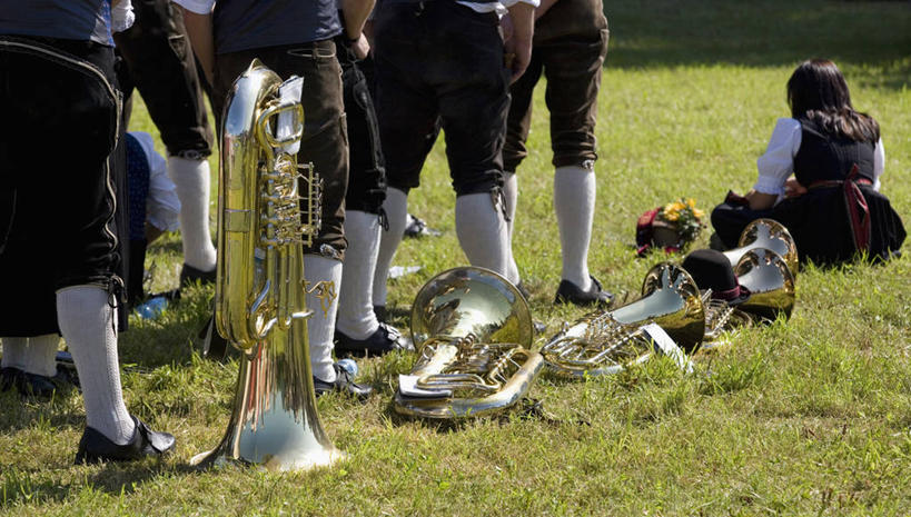 西方人,背部,腿部,腿,伙伴,朋友,站,坐,横图,室外,白天,正面,民族服装,鞋,友谊,合作,团队,草地,草坪,植物,鞋子,欧洲,欧洲人,五个人,阴影,服装,光线,影子,大号,乐器,皮革,铜管乐器,许多人,袜子,草,衣服,绿色,阳光,站着,一群人,金色,战略,服饰,长袜,衣着,穿着,铜管,长筒袜,联合,合谋,衣饰,低音大号,长统袜,配合,协作,老年男性,男人,男性,年轻女性,女人,女性,白种人,站立,坐着,半身,彩图,传统服装,民俗服,皮鞋