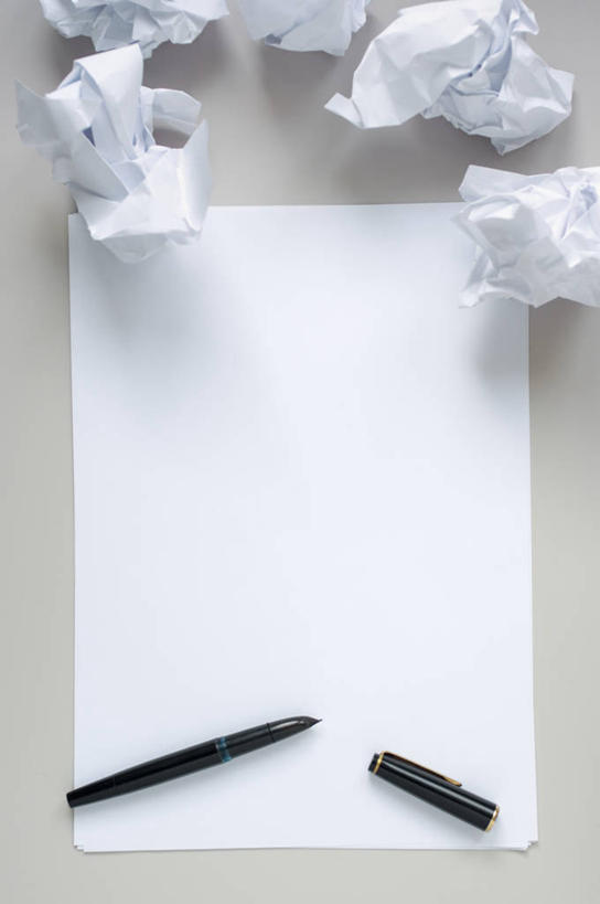 无人,竖图,俯视,室内,特写,白天,静物,阴影,反射,传递,信息,笔,影子,邮件,纸,办公用品,纸张,联系,凌乱,水笔,文具,学习用品,联络,邮递,通信,摄影,影棚,信件,A4纸,文具用品,一支,混乱,邮政,纷乱,缭乱,庞杂,彩图,高角度拍摄,影棚拍摄,拍摄,16开