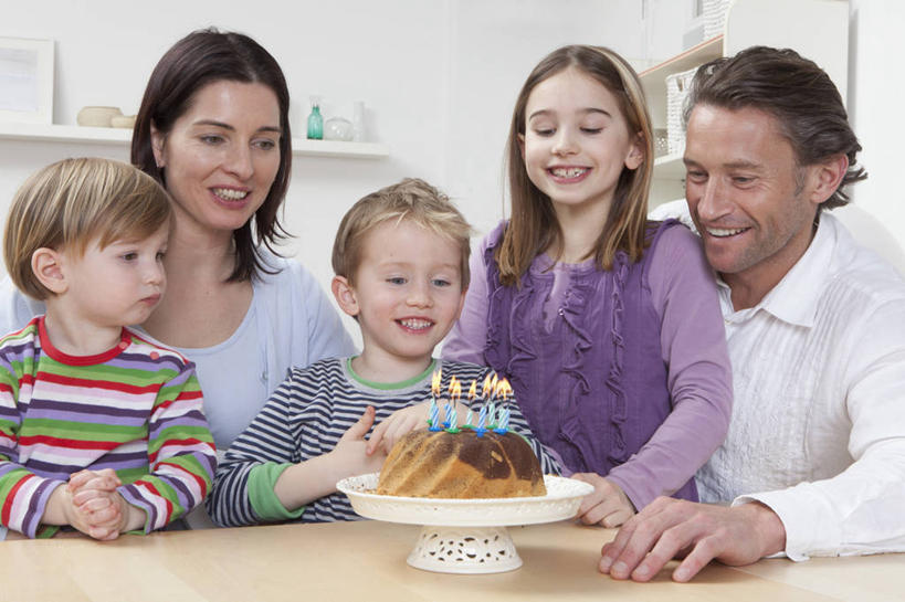 点心,西方人,儿童,中年人,家庭,夫妻,母亲,父亲,女儿,儿子,站,坐,笑,微笑,露齿笑,横图,室内,白天,正面,爱情,纯洁,厨房,桌面,桌子,餐具,蜡烛,欧洲,欧洲人,五个人,阴影,服装,光线,木制,碟子,火焰,盘,影子,烛光,墙,食品,许多人,浪漫,燃烧,置物架,注视,休闲装,文化,架子,墙壁,墙面,食物,糕点,小孩,衣服,盘子,木制品,碟,生日蛋糕,点燃,观察,看,祈祷,站着,一群人,休闲,温暖,温馨,父女,父子,母女,母子,一家人,休闲服,恩爱,父爱,可爱,母爱,童年,童趣,许愿,恋人,服饰,观看,纪念,祈求,和睦,察看,关注,陈列架,童真,烂漫,无邪,搁架,平安,天真,男孩,男人,男性,女孩,女人,女性,中年男性,中年女性,白种人,孩子,夫妇,情侣,站立,坐着,半身,彩图,灶间,伴侣,融洽,蛋糕,男生,女生