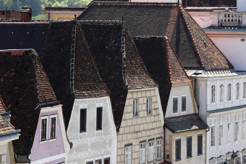 无人,家,横图,室外,白天,正面,度假,美景,窗户,城市风光,城市,建筑,奥地利,欧洲,一排,阴影,整齐,光线,瓦片,影子,房屋,墙,屋顶,屋子,景观,公寓,顶棚,瓦,娱乐,洋房,楼房,玻璃窗,墙壁,墙面,住宅,排列,阳光,享受,休闲,景色,放松,建造,队列,中欧,屋瓦,奥地利共和国,上奥地利,上奥地利州,彩图,房子